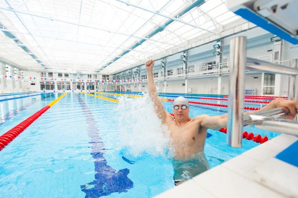 Győztes, fiatal úszó izmos előkészítése — Stock Fotó