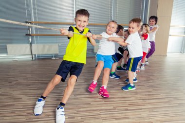 Grup çocuk fitness salonu bir halat çekme