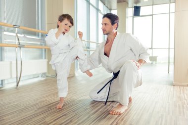 genç, güzel, başarılı çok etik çocuklar karate pozisyonda
