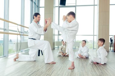 genç, güzel, başarılı çok etik çocuklar karate pozisyonda