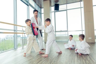 genç, güzel, başarılı çok etik çocuklar karate pozisyonda