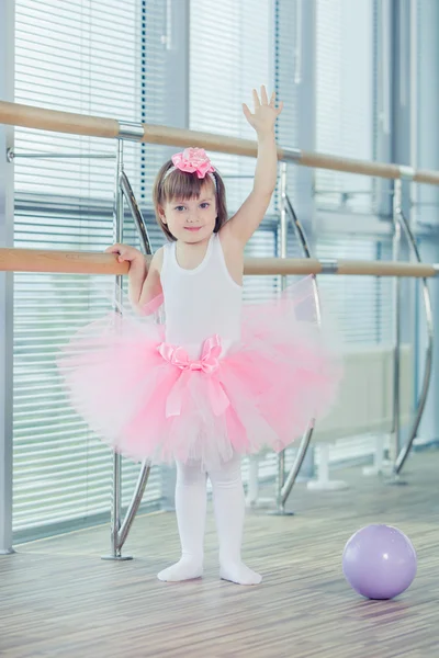 Adorable ballet clásico de danza infantil en estudio . —  Fotos de Stock