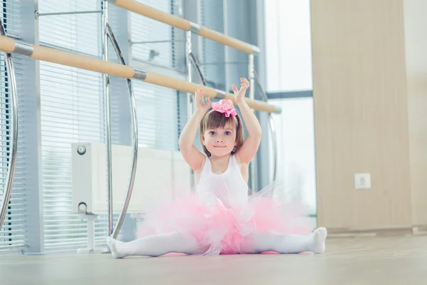 Adorable ballet clásico de danza infantil en estudio . —  Fotos de Stock