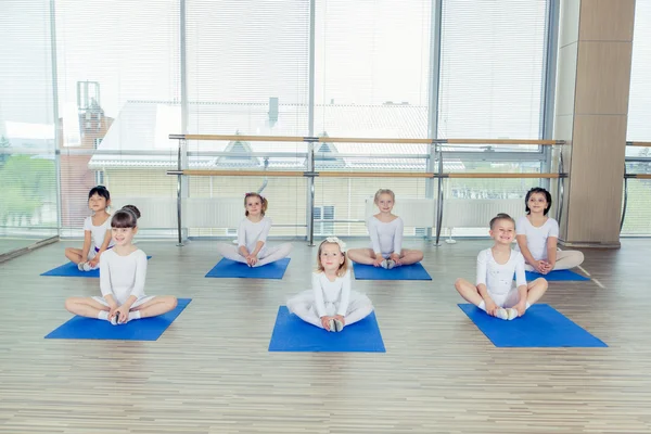Flickor gör gymnastiska övningar eller träna i fitness klass — Stockfoto