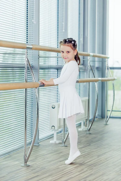 Liten ballerina flicka. Bedårande barn dansa klassisk balett i en vit studio. — Stockfoto