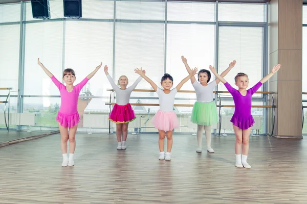 Gelukkige kinderen dansen op in hall, gezond leven, kinderen saamhorigheid en geluk concept — Stockfoto