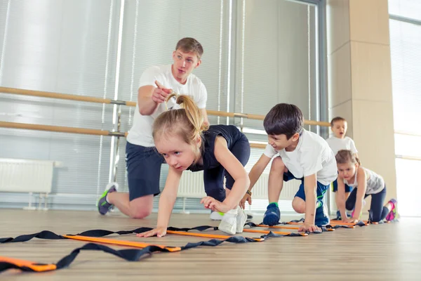 Glada sportiga barn i gym. — Stockfoto