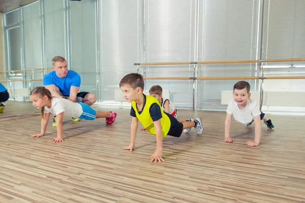快乐运动的孩子，在健身房. — 图库照片