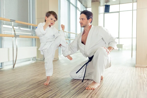 Tineri, frumoși, copii multi-etici de succes în poziție de karate — Fotografie, imagine de stoc