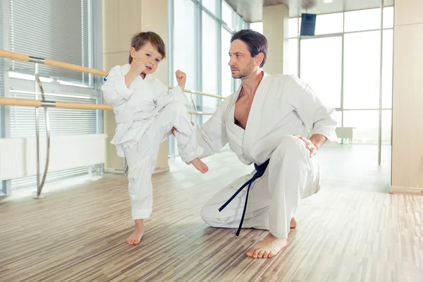 Unga, vackra, framgångsrika multi etiska barn i karate position — Stockfoto