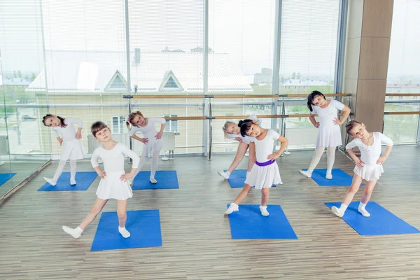 Lányok csinálás gimnasztikai gyakorlatokat vagy fitness osztály gyakorlása — Stock Fotó