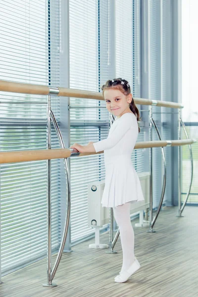 Uma bailarina. Adorável criança dançando balé clássico em um estúdio branco . — Fotografia de Stock