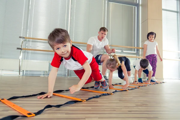 Enfants sportifs heureux dans la salle de gym . — Photo