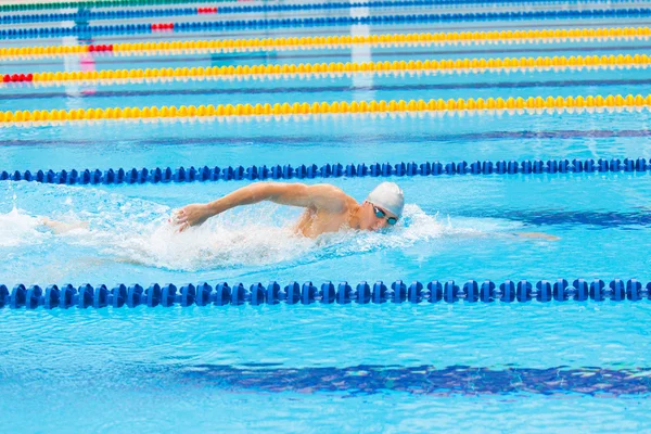 Man swimmer swimming crawl in blue water. — Stock Photo, Image