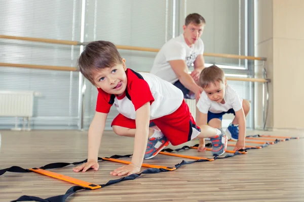 Szczęśliwy sportowy dzieci w siłowni. — Zdjęcie stockowe