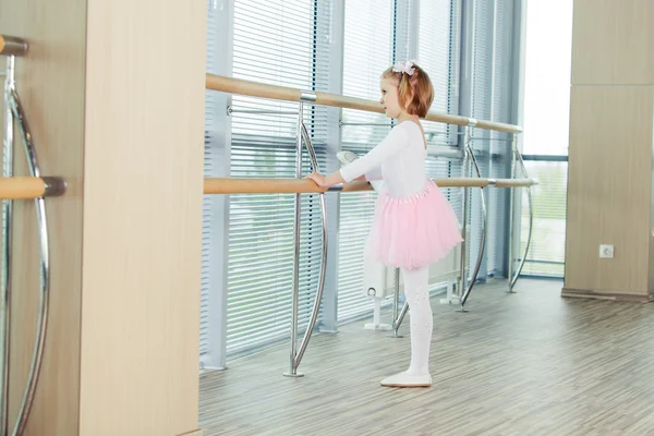 A jovem dança em um tutu de balé no salão — Fotografia de Stock