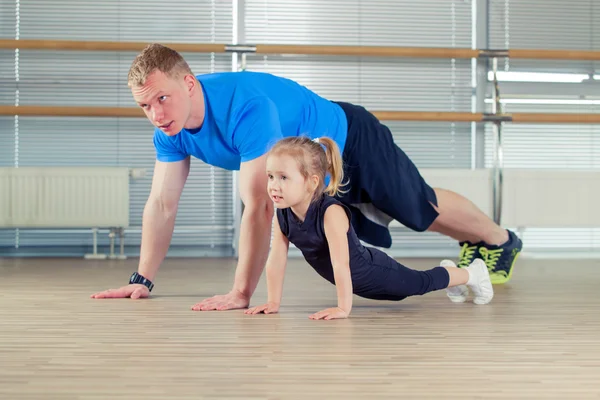 Grupp barn gör barn gymnastik i gymmet med dagis lärare — Stockfoto
