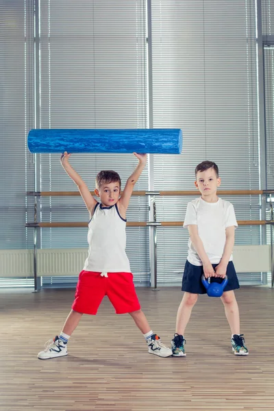 Fitness, sport, lifestyle trainingsconcept - kinderen in de sportschool gewichten en met foam roller — Stockfoto