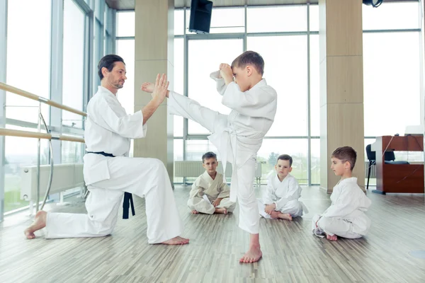 Jóvenes, hermosos, exitosos niños multi éticos en posición de karate — Foto de Stock