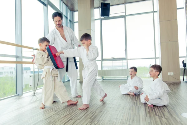 Genç, güzel, başarılı çok etik çocuklar karate pozisyonda — Stok fotoğraf