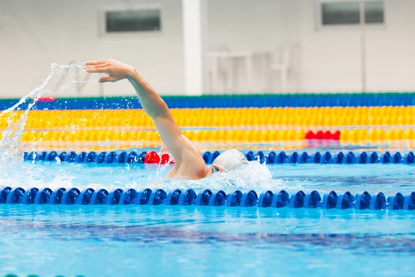 Άνθρωπος κολυμβητής κολύμπι σέρνεται μέσα νερό μπλε. — Φωτογραφία Αρχείου