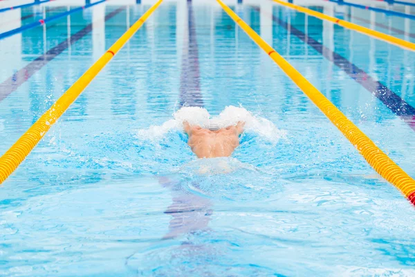 Δυναμική και κατάλληλα κολυμβητής ΚΓΠ αναπνοή εκτελεί το κτύπημα πεταλούδα — Φωτογραφία Αρχείου