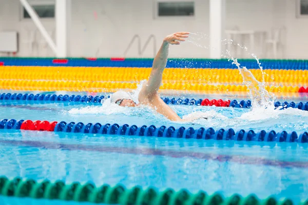 Homem nadador nadador rastejar em água azul . — Fotografia de Stock
