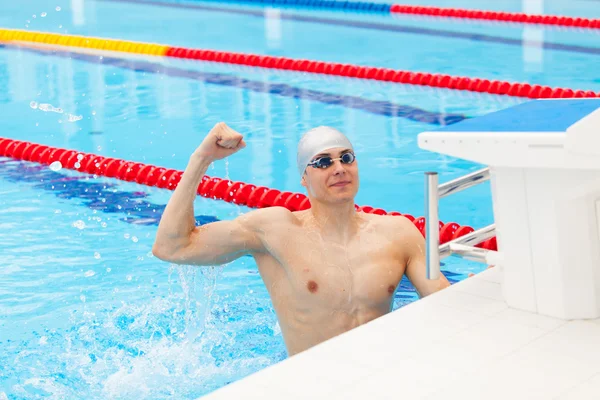 Giovane nuotatore maschio che celebra la vittoria in piscina — Foto Stock