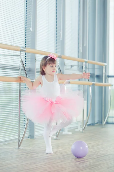 Adorable ballet clásico de danza infantil en estudio . —  Fotos de Stock