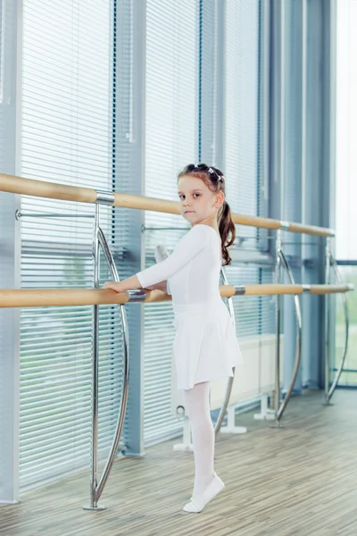 Liten ballerina flicka. Bedårande barn dansa klassisk balett i en vit studio. — Stockfoto