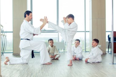 genç, güzel, başarılı çok etik çocuklar karate pozisyonda