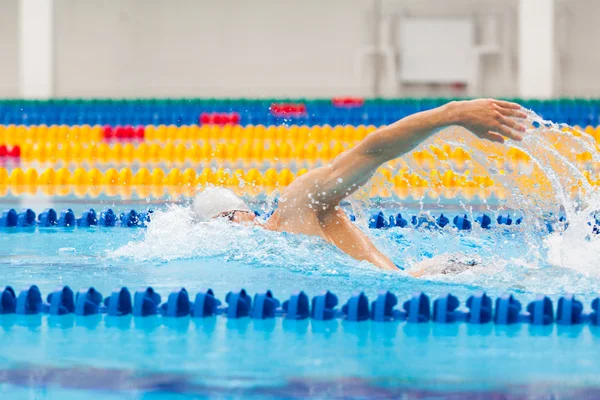 Férfi úszó úszás feltérképezési kék vízben. — Stock Fotó