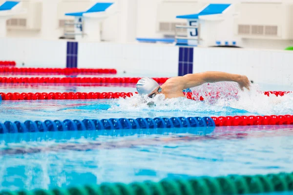 Uomo nuotatore strisciare in acqua blu . — Foto Stock