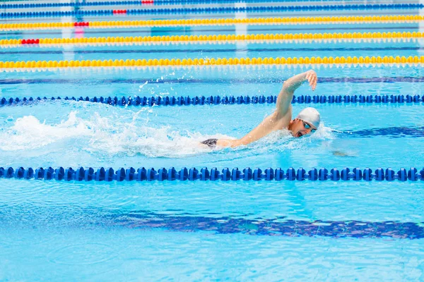 남자 수영 크롤링 푸른 물에서 수영. — 스톡 사진