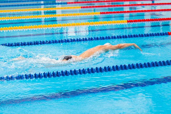 Uomo nuotatore strisciare in acqua blu . — Foto Stock