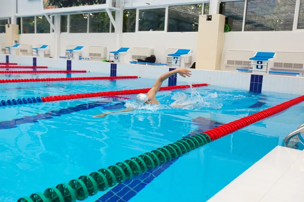 Man swimmer swimming crawl in blue water. — Stock Photo, Image