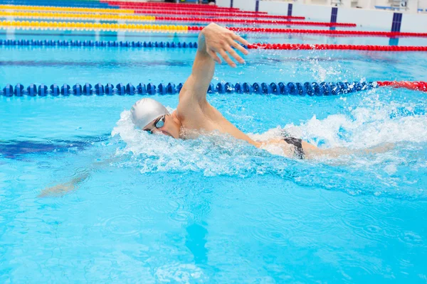 Man swimmer swimming crawl in blue water. — Stock Photo, Image