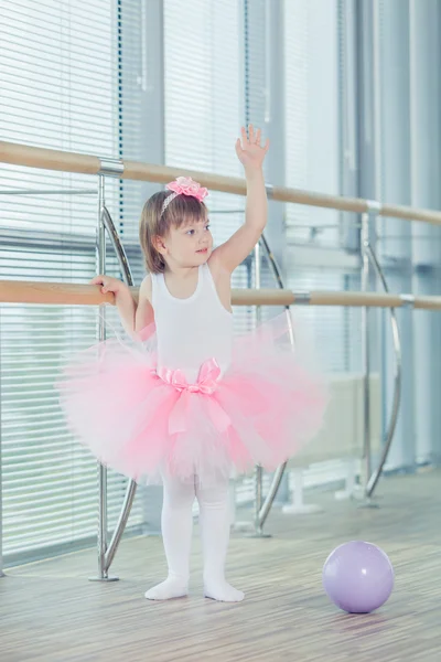 Adorável criança dançando balé clássico no estúdio . — Fotografia de Stock