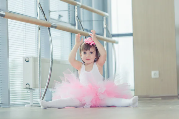 Adorable ballet clásico de danza infantil en estudio . —  Fotos de Stock