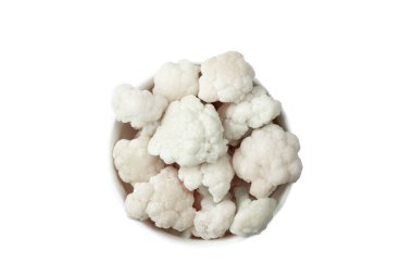 Donmuş karnabahar çiçekleri beyaz arka planda izole edilmiş bir kasede.