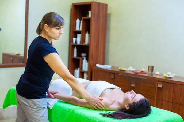 Woman spa. Female enjoying relaxing during luxurious procedure of massage in cosmetology spa centre — Stock Photo, Image