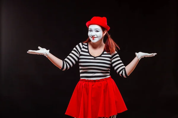Portret van vrouwelijke mime artiest optredend, geïsoleerd op zwarte achtergrond. De vrouw staat met haar handen omhoog. Symbool verrassing, onverwachte verschijning — Stockfoto