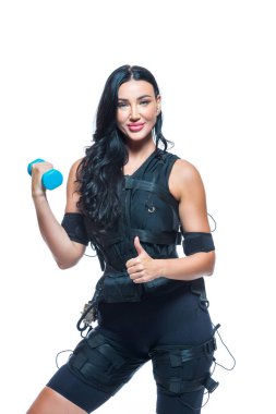 EMS giysisi içinde genç bir atletik kadın izole edilmiş beyaz bir arka planda görünüyor. Acil servis eğitimi. Elektrik kas stimülatörü.