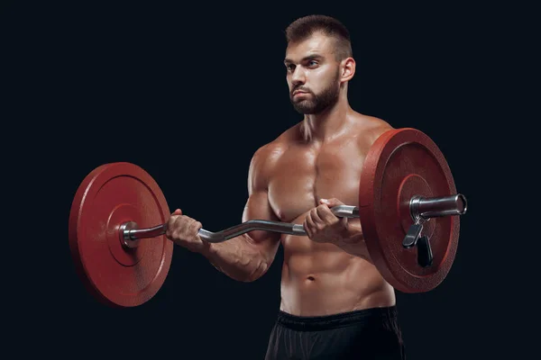 Μπροστά όψη ενός ισχυρού bodybuilder άνθρωπος άσκηση με ένα barbell απομονώνονται σε μαύρο φόντο — Φωτογραφία Αρχείου