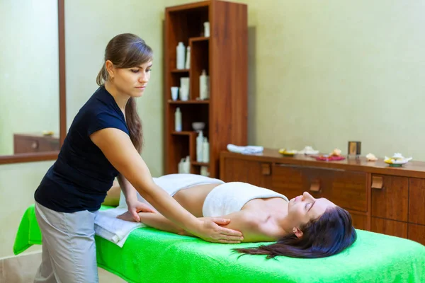 Жінка спа. Жінка насолоджується розслабляючись під час розкішної процедури масажу в косметологічному спа-центрі — стокове фото