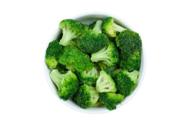 Beyaz arka planda izole edilmiş bir kasede donmuş brokoli çiçekleri.