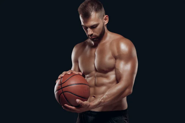 Портрет дуже мускулистого голого чоловіка, який грає в баскетбол ізольовано на чорному тлі — стокове фото
