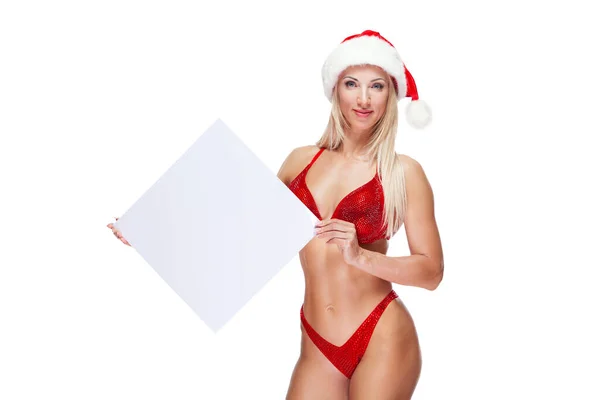 Musculação feminina sexy em um maiô vermelho e chapéu de Natal, espaço de cópia, isolado em branco — Fotografia de Stock