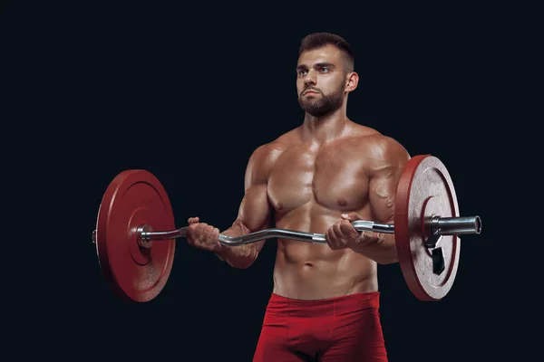 Vooraanzicht van een sterke man bodybuilder tillen een lange halter geïsoleerd op zwarte achtergrond — Stockfoto