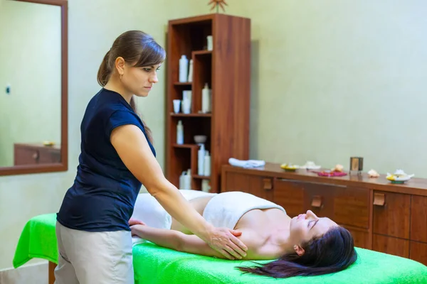 Ett spa för kvinnor. Kvinna njuter av avkoppling under lyxig behandling av massage i kosmetologi spa center — Stockfoto